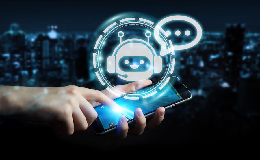Person chattet über Smartphone mit Chatbot