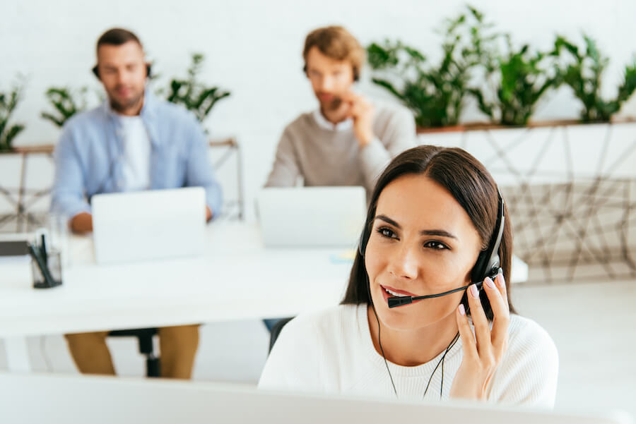Lächelnde Frau mit Headset