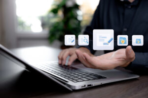 Abbild eines Mannes am Laptop der seinem digital Workflow nachgeht, um digitale Unterschriftsprozesse nachvollziehbar zu gestalten