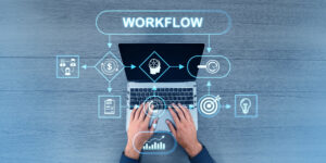 Hände am Laptop optimieren Workflow durch digitale Prozessoptimierung mit Flixcheck