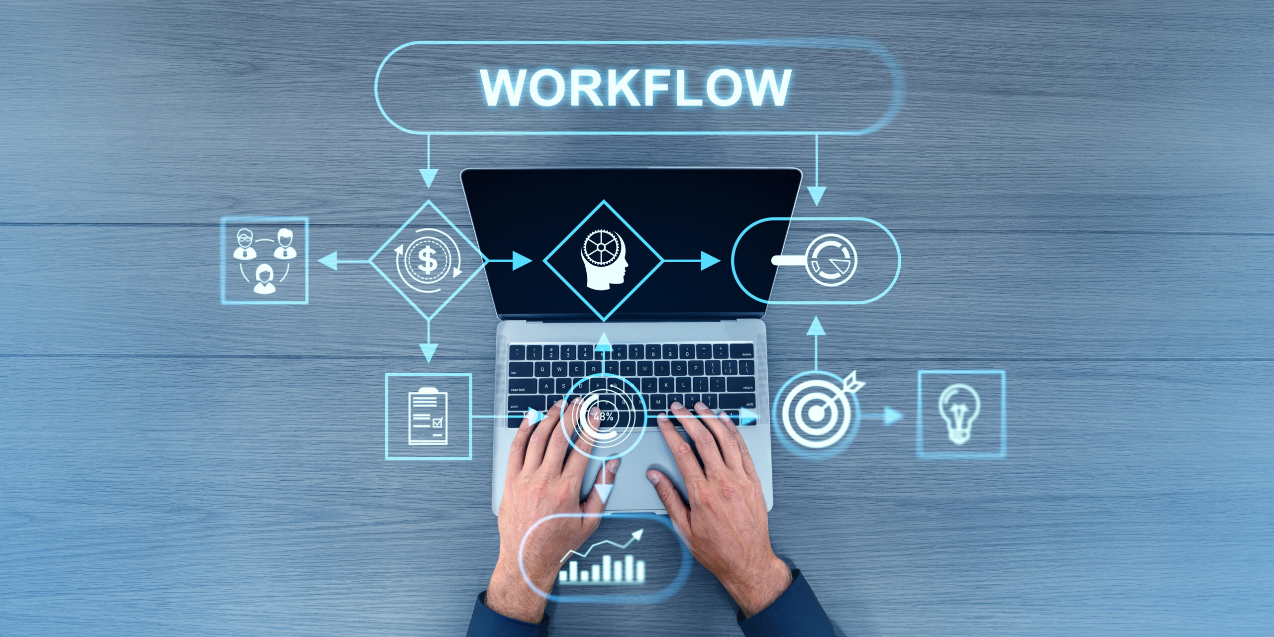 Hände am Laptop optimieren Workflow durch digitale Prozessoptimierung mit Flixcheck